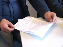 Изборен екшън: Председател и заместник на комисия бягат през прозореца