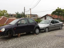 Стари автомобили на трупчета запушват центъра