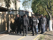 Полицаите запазват привилегиите си, наказват протестиращите