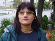 Приемна майка, израснала в дом, се грижи за болно сираче