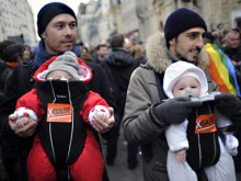 В Колумбия разрешиха на гей двойки да осиновяват деца