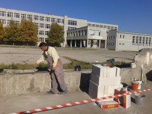 Ремонтират оградата на ОУ "Панайот Волов"