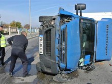 Пловдивски шофьор обърна бус с риба заради оса