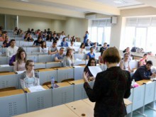 МОН: Местата във висшите училища са повече от кандидатите