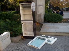 Счупиха вратите на хладилника за бедни на Главната! Защо?