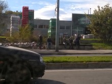Деца чакат градския транспорт сред купчини от боклуци