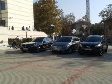 Фирмени коли за малко да влязат директно в Дома на културата