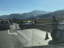 Сблъсък на два мерцедеса затапи Пловдив-Асеновград, има пострадала