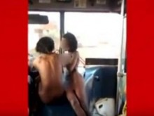 Две чисто голи разгонени жени нахлуха в автобус и нападнаха шофьора 