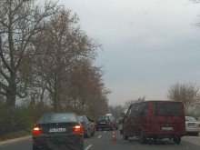 Бус се заби в излизаща от бензиностанция кола на Пазарджишко