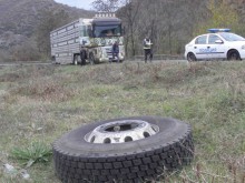 Две гуми излетяха в движение от ТИР, удариха пикап