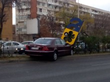 "Мерцедес" с немска регистрация отнесе разделителната ограда по бул. "България"!
