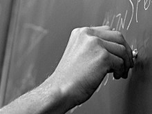 Ученици унизиха учителка, директорът я наказа