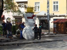 Вече поставят коледната украса на Пловдив