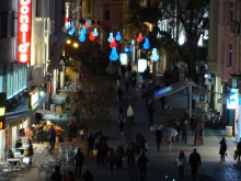 Запалиха част от коледната украса на Главната