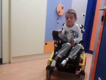 Болно дете ще управлява количката си само с мисъл