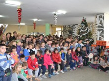 Запалиха коледната елха в СОУ "Св. Св. Кирил и Методий" 