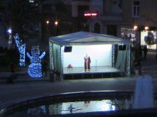 Куклено представление забавлява посетителите на Коледния базар