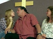 Женен свещеник се венча за 19-годишна, съпругата му няма против