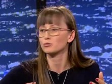Уволниха скандалната възпитателка, вдигнала момиченце за косата