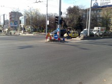 Ад на Сточна гара! Пресичането невъзможно заради неработещи светофари!