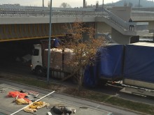 Висок камион не успя да мине под моста на "Васил Априлов", разби се!
