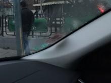 Инструктор: Стикерите по стъклата са опасни, за какво са таблетите?