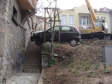 "Опел" излетя от пътя и кацна върху парапет на стълби между две стръмни улици на пъпа на Пловдив!