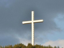 Шестметров светещ кръст ще пази Асеновград от беди