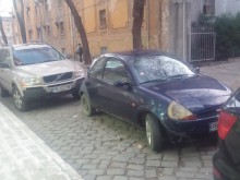 Странно паркиран автомобил събра погледите на минувачите