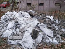 Строителни отпадъци полетяха от покрива на блок в Пловдив, трагедията на косъм!