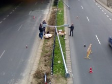 Вече поставят осветителни стълбове под Пощата
