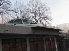 Автомобил "паркира" върху покрива на гараж