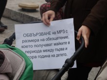 Обсъждат повече отпуск и по-високи майчински