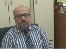 Гимназия усвоява стотици хиляди левове, а си слага вестници вместо щори 