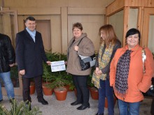 Раздадоха 20 коледни дръвчета от кампанията "Купи жива елхичка, помогни на дете"