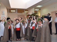 Кметът на "Южен" посрещна малките коледари от ЦДГ "Осми март"