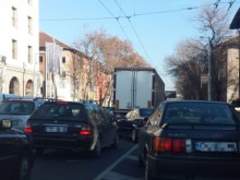 Читател засне транспортния ад в Пловдив и попита съвсем сериозно: Умни или малоумни са новите светофари?
