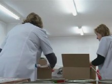 Лекари напълниха две линейки с подаръци за сираци