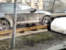 Жена с "Порше" тръгна по трамвайните релси в София заради трафика!