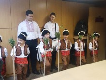Малки коледари посетиха кметството на "Северен"