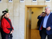 Коледарска дружина почерпи с винце областния управител