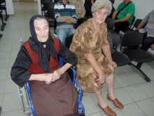 Баби в инвалидни колички се съдят, едната пребила другата заради коза
