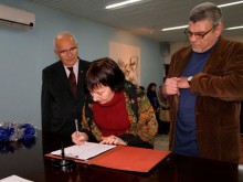 Съперникът на девствената пловдивска поетеса мина под венчило