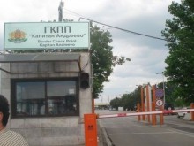 12 митничари остават в ареста
