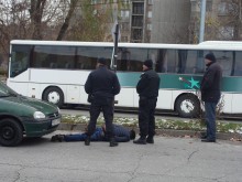 Екшън на бул. "Дунав", ДАНС натръшка двама на земята!