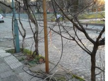 Читател сигнализира за висящи кабели в "Южен"