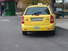 Наглеци паркират по пешеходна зона на бул. "Менделеев"