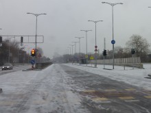 Снегът заваля, пътищата започнаха да побеляват