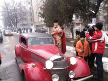 Отец благославя от "Мерцедес", управляван от кмета Азис!